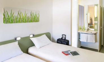 billede på Triple Room, Multiple Beds-1 Double Bed and 1 Twin Bunk Bed Non Refundable Free self parking Free WiFi