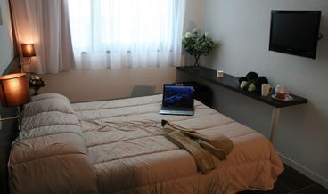 billede på STANDARD STUDIO (DOUBLE BED)-1 Queen Bed Non Refundable Free self parking Free WiFi