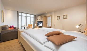 billede på Family Room, 2 Bedrooms-2 Twin Beds and 1 Double Bed Free WiFi Free breakfast Free valet parking Free self parking
