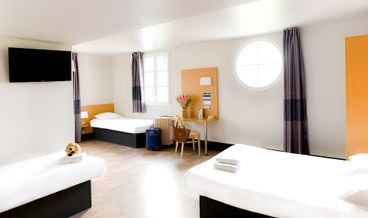 billede på Quadruple Room-1 Double Bed and 2 Twin Beds Free WiFi Free self parking Free breakfast