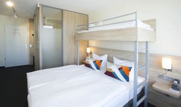 billede på Family Room-1 Twin Murphy Bed and 1 Queen Bed Non Refundable Free WiFi Free self parking Free breakfast