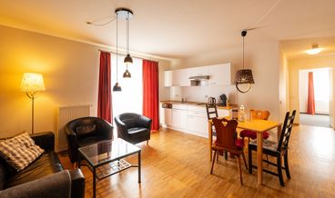 billede på Standard Studio with 1 Triple Room-1 Queen Bed and 1 Twin Bed Free breakfast Free self parking
