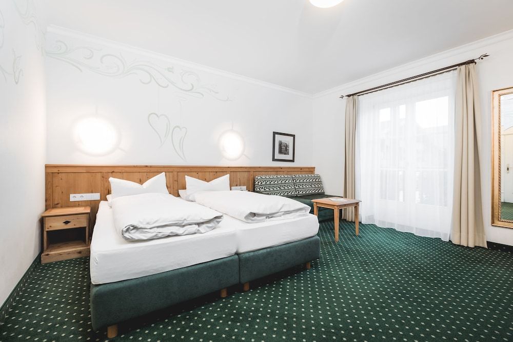 billede på Doppelzimmer Comfort mit Balkon Dorfplatz